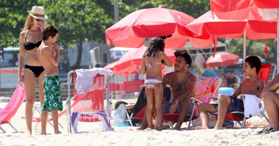 Marcelo D2 curte praia com a família, a esposa Camila e os filhos, Stephan e Mariana Joana, no Leblon, zona sul do Rio (2/2/2012)