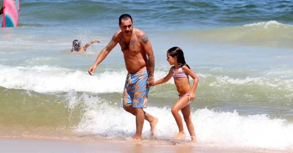 Marcelo D2 e Maria Joana curtem praia no Leblon, zona sul do Rio (2/2/2012)