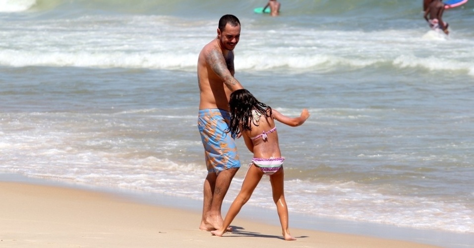 Marcelo D2 se diverte com a filha, Maria Joana, na praia do Leblon, zona sul do Rio (2/2/2012)