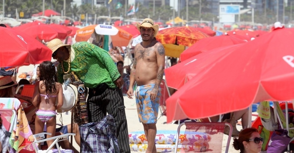 Marcelo D2 usa chapéu na praia do Leblon, zona sul do Rio (2/2/2012)