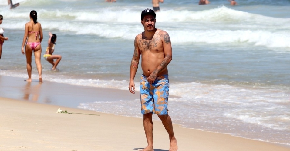 O rapper Marcelo D2 curte praia no Leblon, zona sul do Rio (2/2/2012)