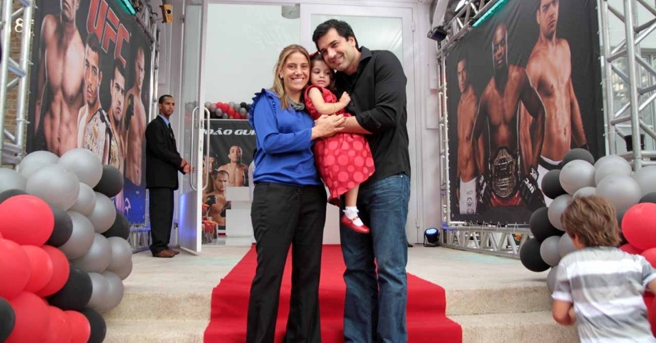 Daniela Zurita e Edu Guedes comparecem ao aniversário de João Guilherme, filho de Fausto Silva, acompanhados da filha Maria Eduarda (3/2/2012)