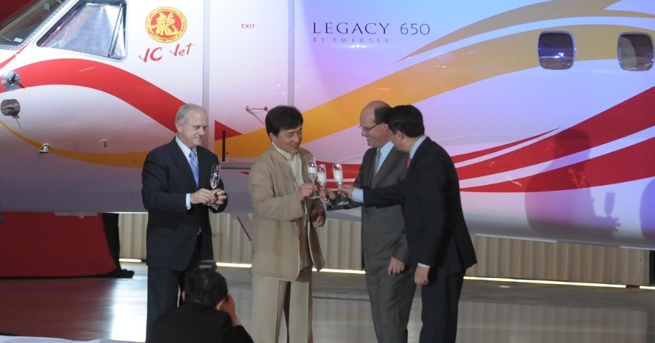 Jackie Chan brinda em cerimônia da Embraer em São José dos Campos, interior de São Paulo. O ator chinês comprou um jato Legacy 650 da empresa, personalizado com o logotipo de um dragão (3/2/12)
