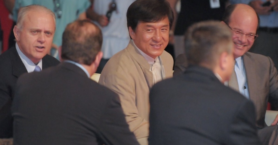 Jackie Chan em cerimônia da Embraer em São José dos Campos, interior de São Paulo (3/2/12)