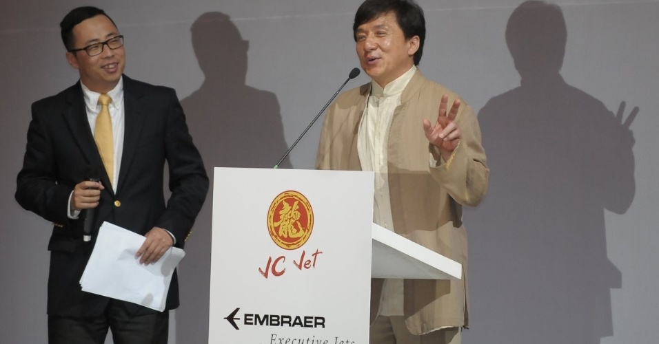 Jackie Chan ganhou um jato Legacy 650 em cerimônia em São José dos Campos, interior de São Paulo (3/2/12)