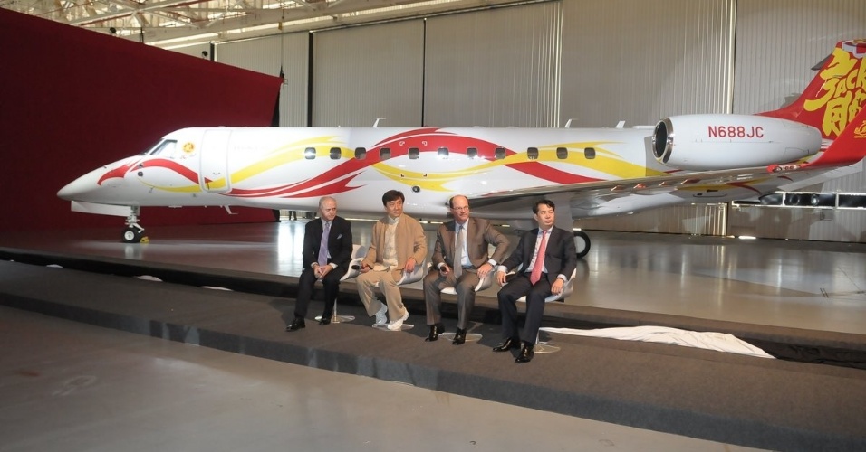 Jackie Chan participa de cerimônia da Embraer em São José dos Campos, interior de São Paulo. O ator chinês comprou um jato Legacy 650 da empresa, personalizado com o logotipo de um dragão (3/2/12)