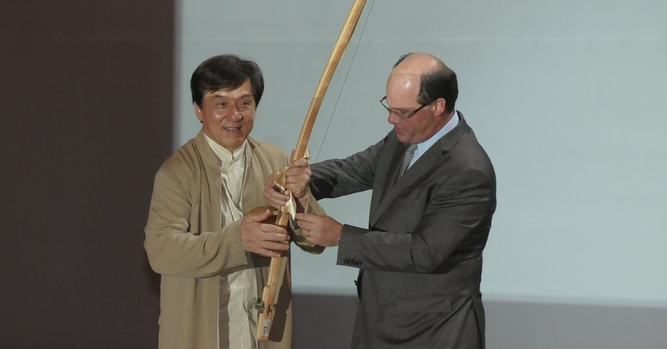 O ator Jackie Chan recebe um berimbau em cerimônia da Embraer em São José dos Campos, interior de São Paulo (3/2/12)