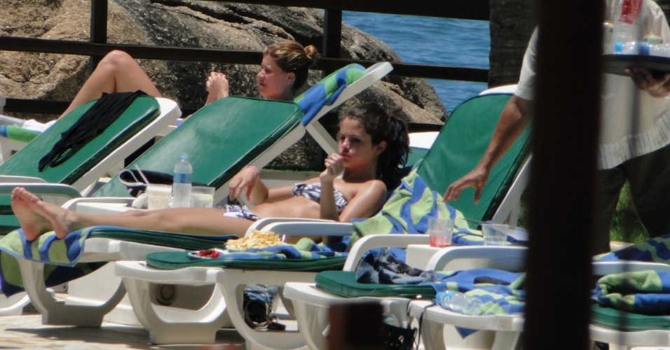 Selena Gomez curte piscina no hotel onde está hospedada na Barra da Tijuca, zona oeste do Rio (4/2/2012)
