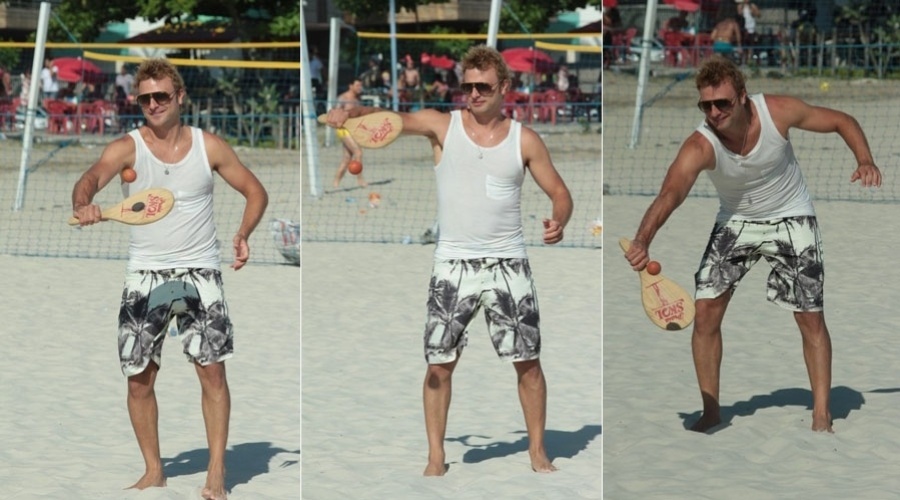 Cássio Reis joga frescobol na praia da Barra da Tijuca, zona oeste do Rio (5/2/2012)