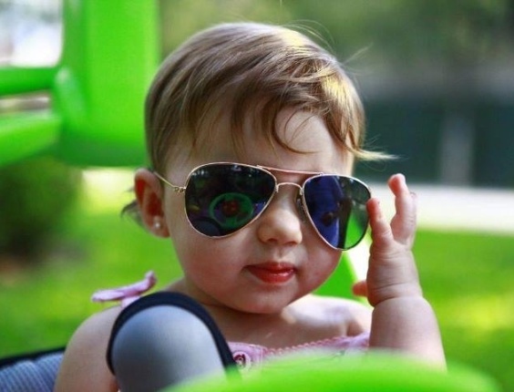 Fábio Assunção publicou uma foto da filha Ella Felipa, de nove meses, com óculos de sol em seu Facebook. "Meu coração não aguenta o sol de São Paulo, [risos]", escreveu o ator (6/2/12)