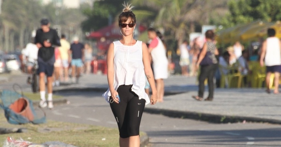 Juliana Didone caminha pela orla da praia da Barra da Tijuca, zona oeste do Rio (6/2/2012)
