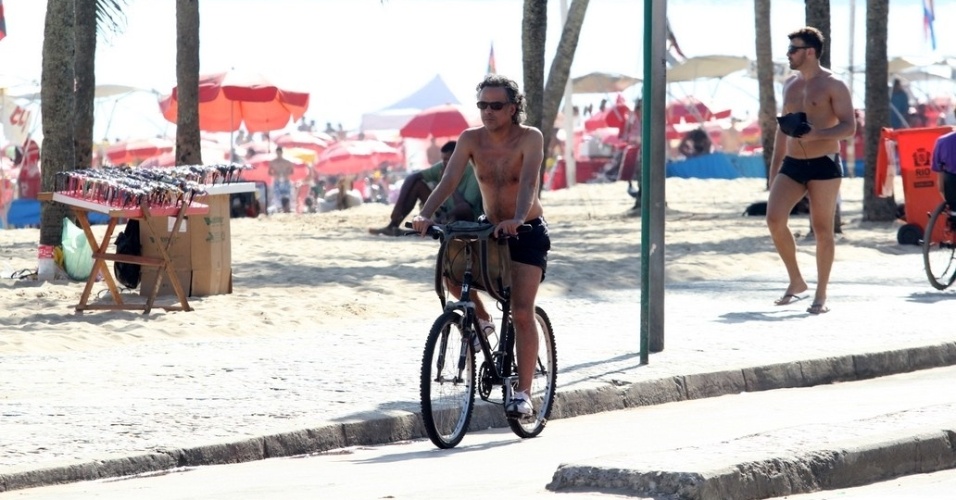 Ângelo Antônio, o Marcos de "A Vida da Gente", pedala pela orla da praia de Ipanema, zona sul do Rio (7/2/2012)