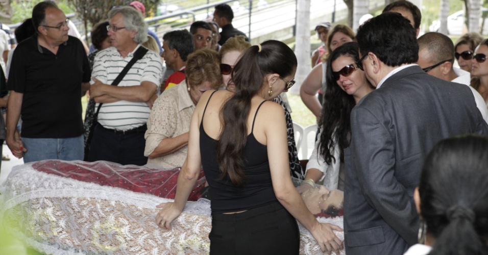 Amigos e familiares se despedem do cantor Wando em velório no cemitério Bosque da Esperança, em Belo Horizonte (8/2/12)