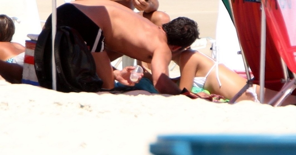 Após anunciarem o término do namoro, Malvino Salvador e Sophie Charlotte se beijam na Barra da Tijuca, no Rio de Janeiro. Eri Johnson observou a cena (8/2/12)