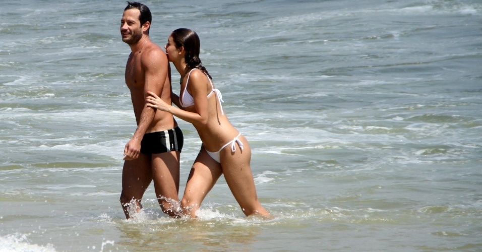 Após anunciarem o término do namoro, Malvino Salvador e Sophie Charlotte tomam banho de mar juntos na Barra da Tijuca, no Rio de Janeiro (8/2/12)