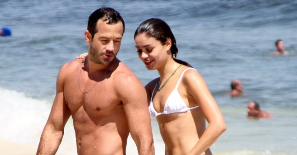 Após anunciarem o término do namoro, Malvino Salvador e Sophie Charlotte tomam banho de mar juntos na Barra da Tijuca, no Rio de Janeiro (8/2/12)