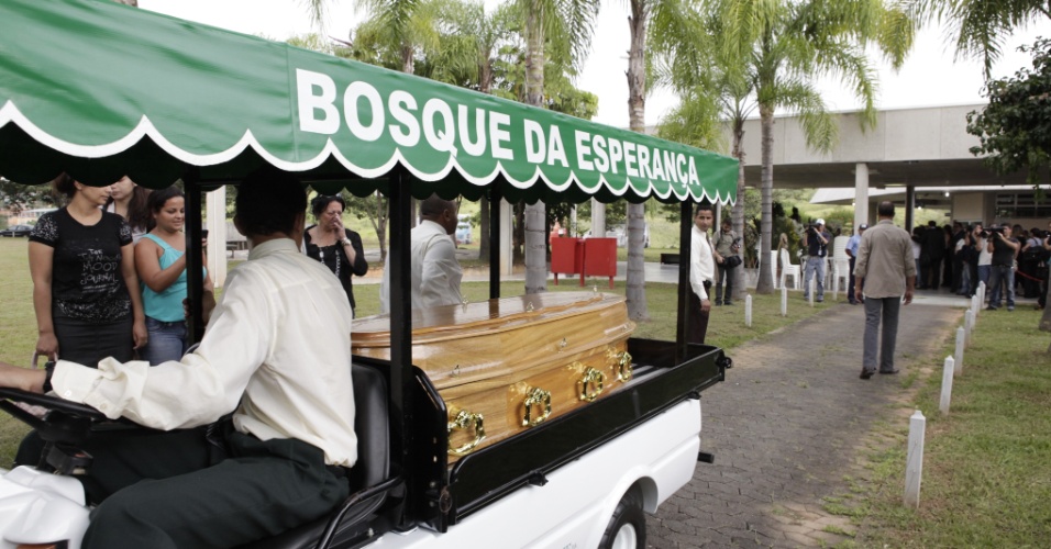 Corpo de Wando chega ao cemitério Bosque da Esperança, em Belo Horizonte. O velório está acontecendo na tarde desta quarta (8/2/12)