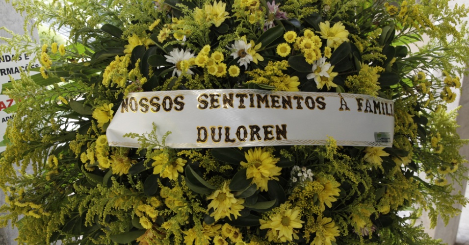 Empresa fabricante de calcinhas Duloren envia coroa de flores ao velório do cantor Wando, no Bosque da Esperança, em Belo Horizonte (8/2/12)