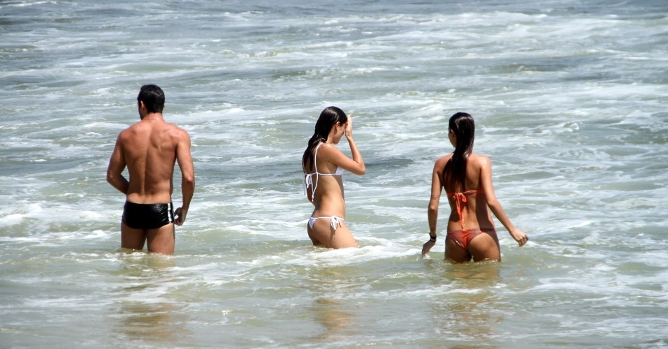 Malvino Salvador, Sophie Charlotte eThaila Ayala tomam banho de mar na praia da Barra da Tijuca, no Rio de Janeiro (8/2/12)