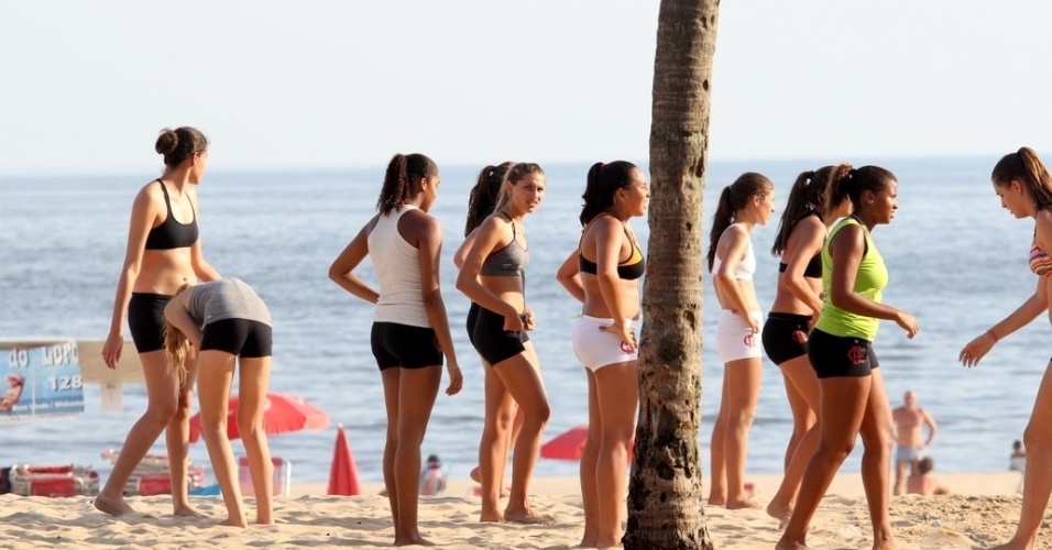 Sasha Meneghel joga vôlei com as amigas na praia de Ipanema, zona sul do Rio (8/2/2012)