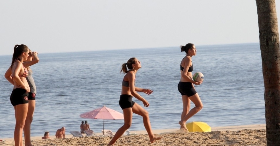 Sasha Meneghel joga vôlei com as amigas na praia de Ipanema, zona sul do Rio (8/2/2012)  