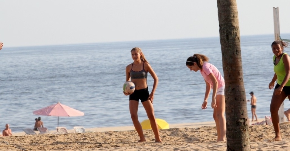 Sasha Meneghel joga vôlei com as amigas na praia de Ipanema, zona sul do Rio (8/2/2012) 