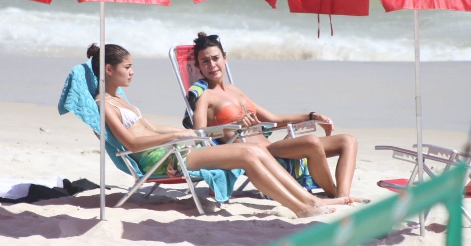 Sophie Charlotte e Thaila Ayala aproveitam a quarta-feira de sol na praia da Barra da Tijuca, no Rio de Janeiro (8/2/12)