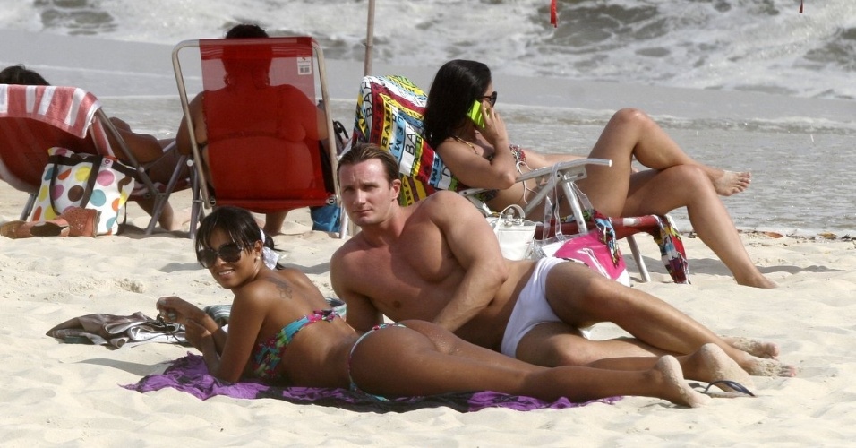 A ex-BBB Ariadna curte praia acompanhada do namorado, no Leblon, zona sul do Rio (9/2/2012)
