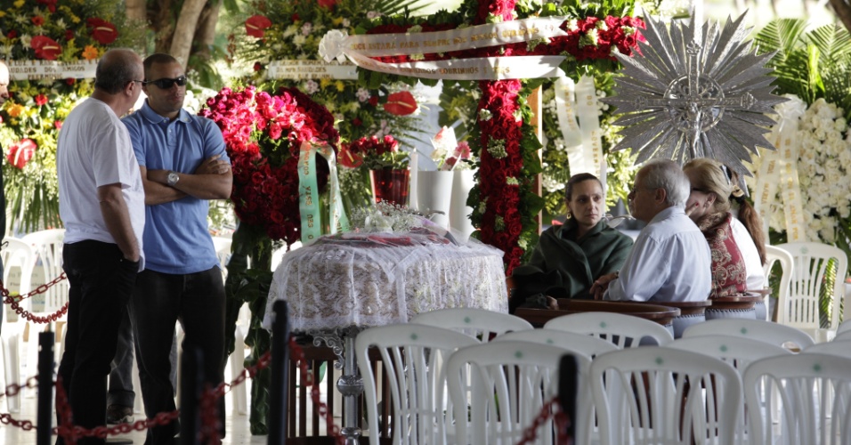 Amigos e familiares se emocionam no dia do enterro do cantor Wando no cemitério Bosque da Esperança, em Belo Horizonte (9/2/12)