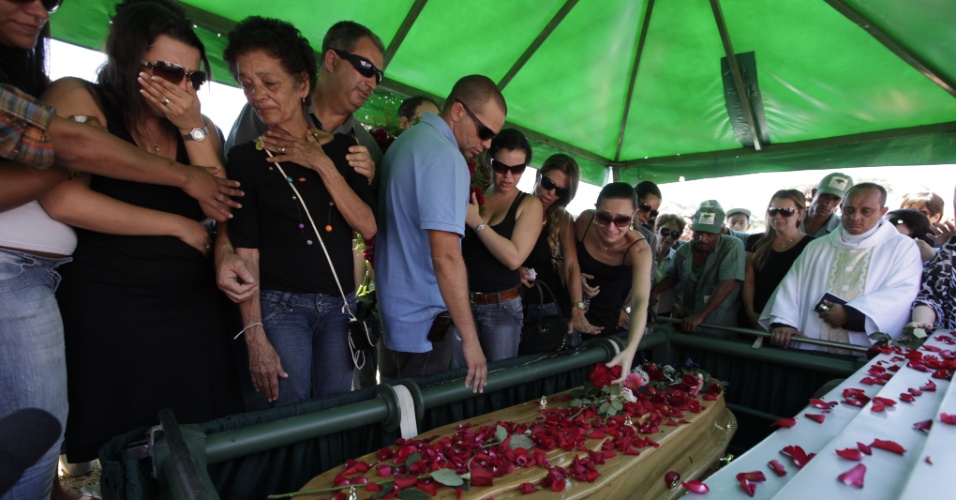 Ao som de "Moça", o cantor Wando foi enterrado nesta quinta-feira (9), às 11h30, no cemitério Bosque da Esperança, em Belo Horizonte. A cerimônia foi acompanhada por familiares, imprensa e muitos fãs. Estima-se que seis mil pessoas participaram do velório e enterro do cantor (9/2/12)