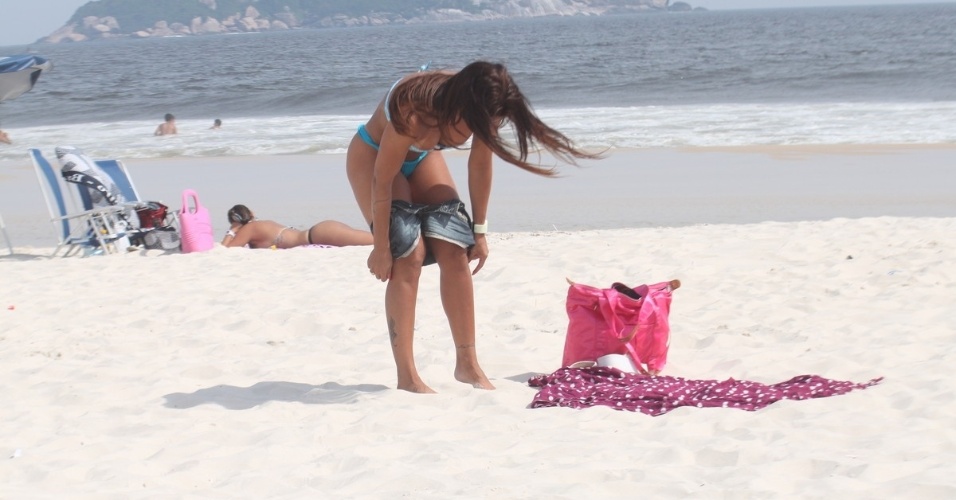 Dani Sperle tira o short na praia da Barra da Tijuca, na zona oeste do Rio (9/2/12)