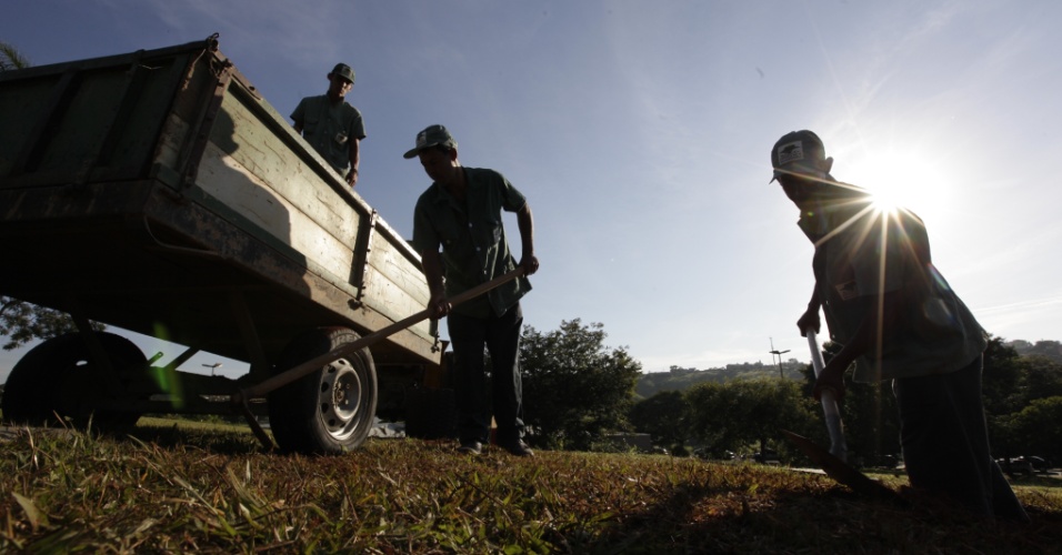 Homens se preparam para o enterro do cantor Wando no cemitério Bosque da Esperança, em Belo Horizonte (9/2/12)