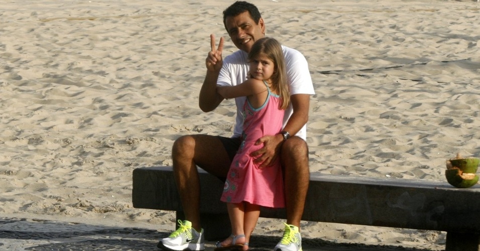 Marcos Palmeira passeia com a filha, Júlia, pela orla da praia do Leblon, zona sul do Rio (9/2/2012)