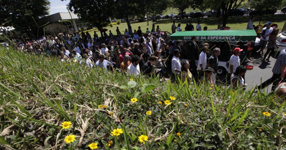 O cantor Wando foi enterrado nesta quinta-feira (9), às 11h30, no cemitério Bosque da Esperança, em Belo Horizonte. A cerimônia foi acompanhada por familiares, imprensa e muitos fãs. Estima-se que seis mil pessoas participaram do velório e enterro do cantor (9/2/12)