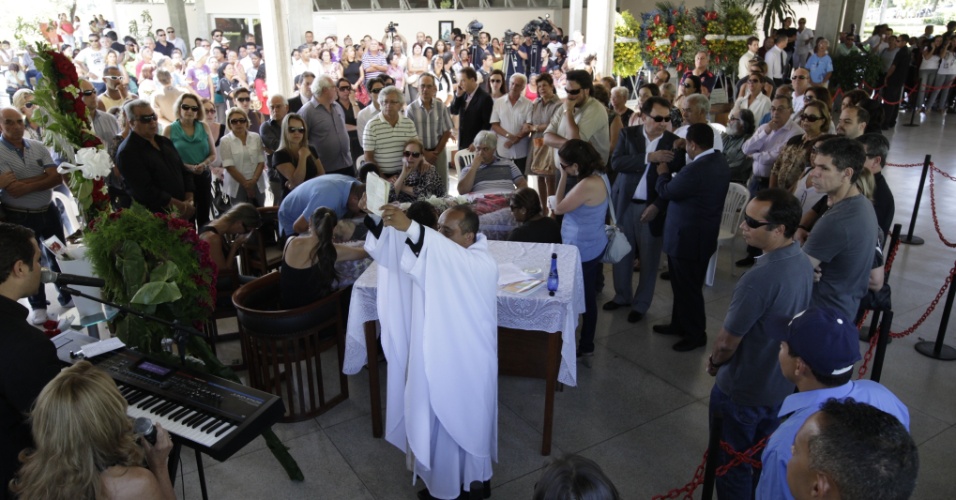 O padre Jefferson Moreira Lima, que celebrou uma cerimônia antes do enterro do cantor, contou que Wando pretendia se casar com a mulher em setembro (9/2/12)