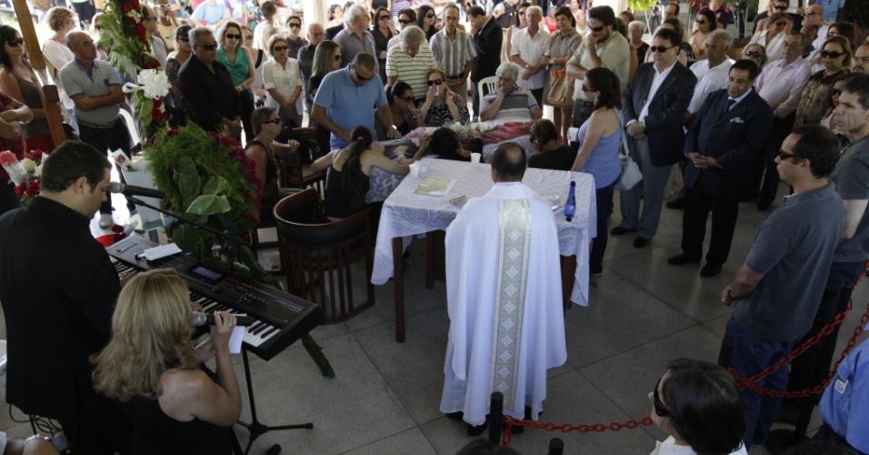 O padre Jefferson Moreira Lima, que celebrou uma cerimônia antes do enterro do cantor, contou que Wando pretendia se casar com a mulher em setembro (9/2/12)