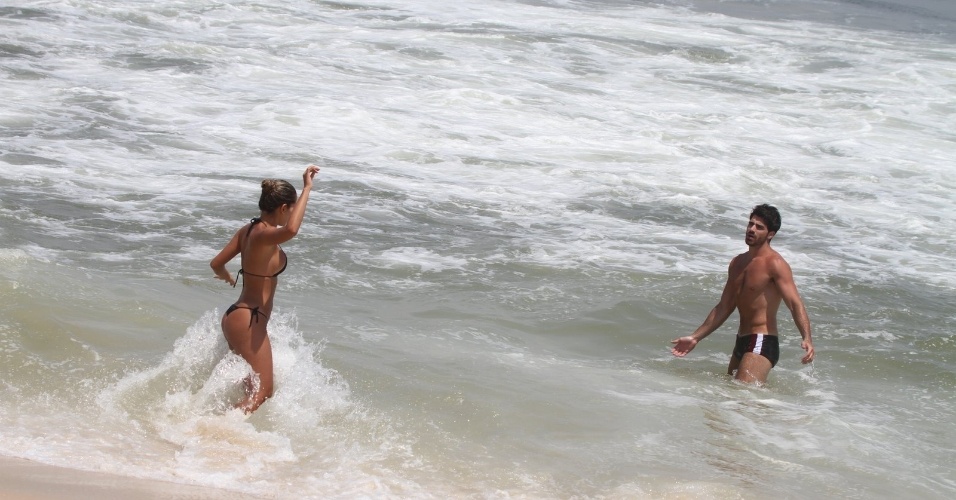 Os ex-BBB's Adriana e Rodrigo curtem praia na Barra da Tijuca, zona oeste do Rio (9/2/2012)