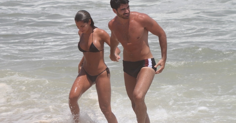 Os ex-BBB's Adriana e Rodrigo curtem praia na Barra da Tijuca, zona oeste do Rio (9/2/2012)