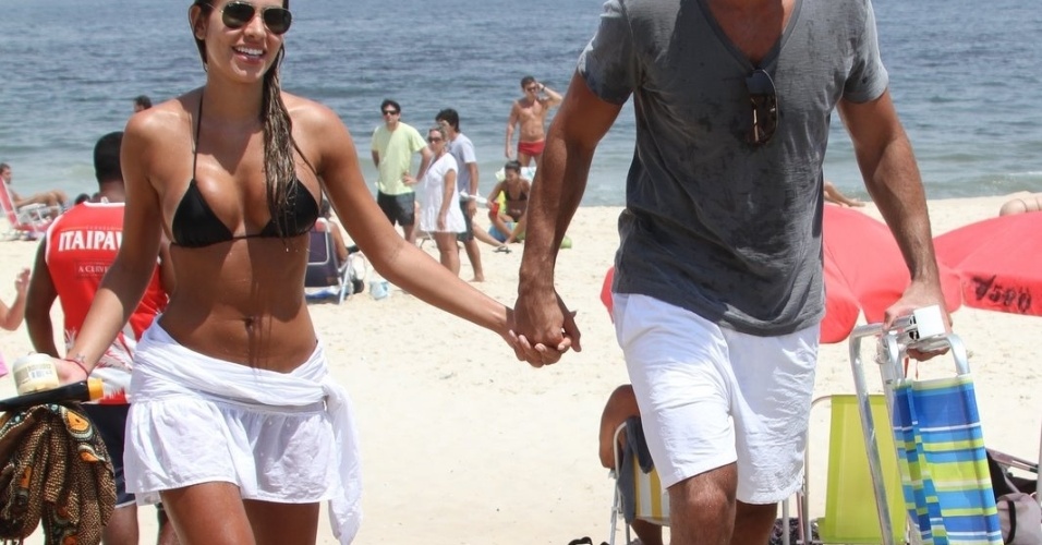 Os ex-BBB's Adriana e Rodrigo curtem praia na Barra da Tijuca, zona oeste do Rio (9/2/2012) 