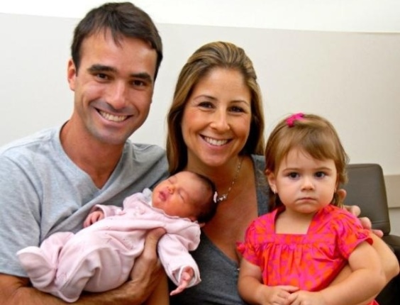 Patrícia Maldonado posta foto ao lado do marido, Guilherme Arruda, e das filhas Nina e Maitê (9/2/12)
