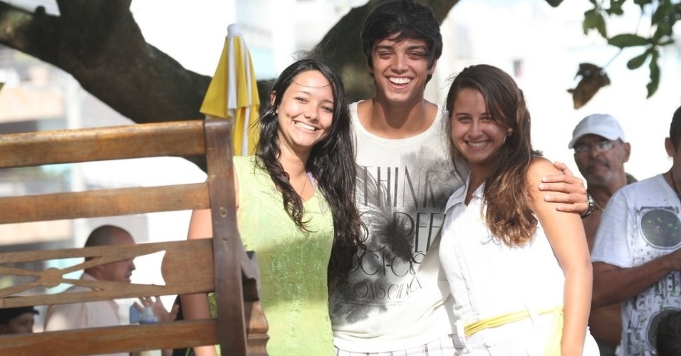 Rodrigo Simas posa para foto ao lado das fãs na praia do Pepê, zona oeste do Rio (9/2/2012)