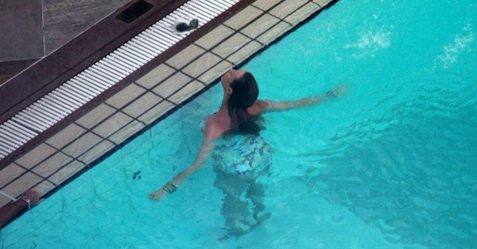 Luana Piovani curte piscina em hotel da zona sul do Rio (10/2/2012) A atriz está grávida de Dom, fruto do casamento com o surfista Pedro Scooby