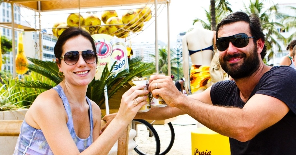 O ator Thierry Figueira vai com a noiva Andressa Garcia a evento de cervejaria na praia do Leblon, na zona sul carioca (12/2/12)