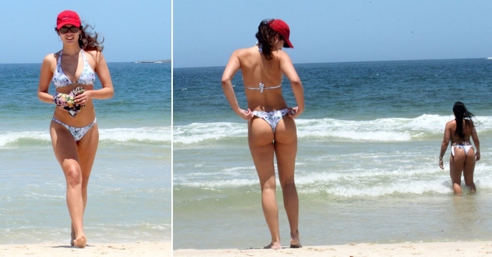 A atriz Ana Carolina Dias, a Deborah de "Fina Estampa", toma sol em praia da Barra da Tijuca, no Rio (15/2/12)
