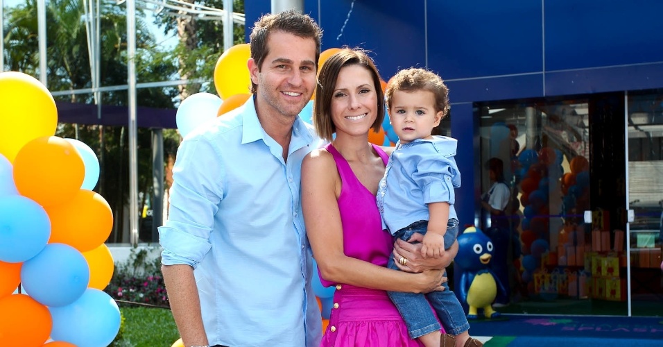 Afonso Nigro com a esposa Monica Salago e o filho, Bernardo, prestigiam o aniversário de três anos de Maria Eduarda, filha do apresentador Edu Guedes (15/2/2012)