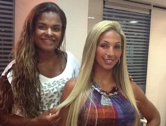A funkeira Valesca Popozuda clareia os cabelos com a hair stylist Viviane Siqueira em um salão na Barra da Tijuca, na zona oeste carioca (15/2/12)