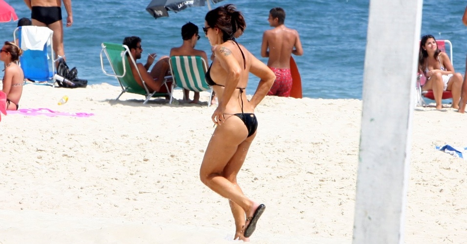 Luiza Brunet curte praia em Ipanema, zona sul do Rio (16/2/2012) Aos 49 anos, a modelo exibiu a boa forma usando biquíni preto 