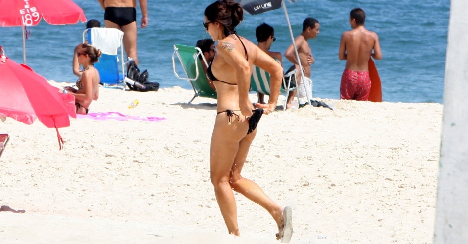 Luiza Brunet curte praia em Ipanema, zona sul do Rio (16/2/2012) Aos 49 anos, a modelo exibiu a boa forma usando biquíni preto 