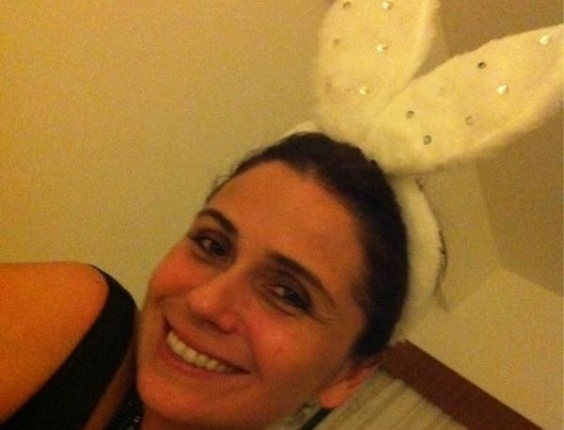Giovanna Antonelli posa usando orelhas de pelúcia (22/2/2012)