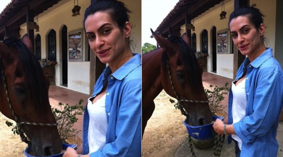 Cleo Pires posa ao lado de um cavalo durante as gravações da série "As Brasileiras " (23/2/2012)